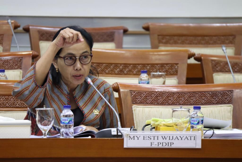 Anggota Komisi VIII DPR RI My Esti Wijayati mengemukakan pendapat dalam rapat kerja antara BNPB dengan Komisi VIII DPR RI di Kompleks Senayan, Jakarta Pusat, Selasa (30/5). Dalam rapat kerja tersebut Komisi VIII DPR RI menerima usulan anggaran BNPB untuk tahun 2024 senilai 1 triliyun rupiah.